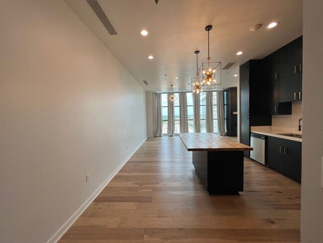 Building Photo - ACCC 605 LR LLC