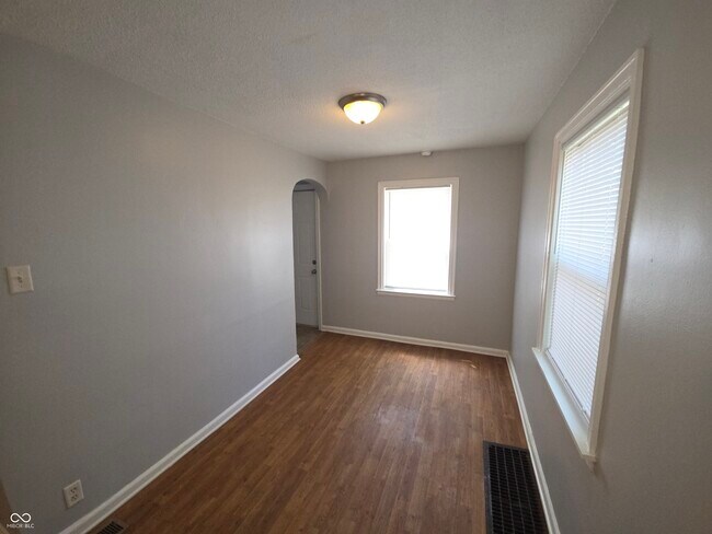 Foto del edificio - 2221 E 38th St