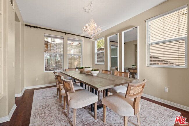 Building Photo - 657 S Ave 61