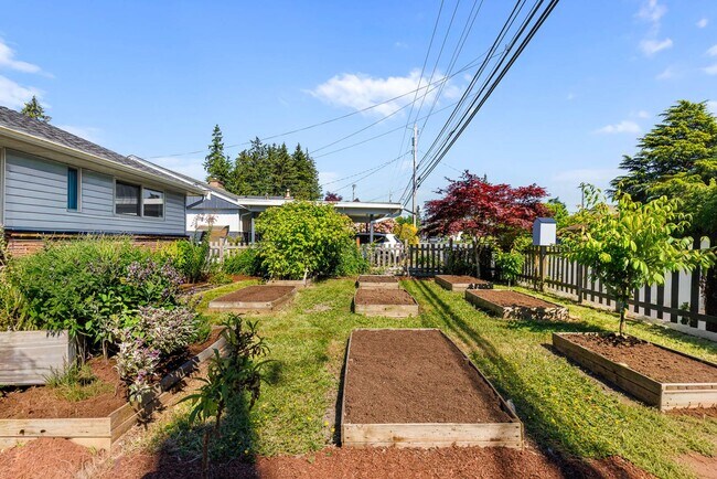 Foto del edificio - Bright 3-Bedroom Rambler with Hardwood Floors & Garden Space