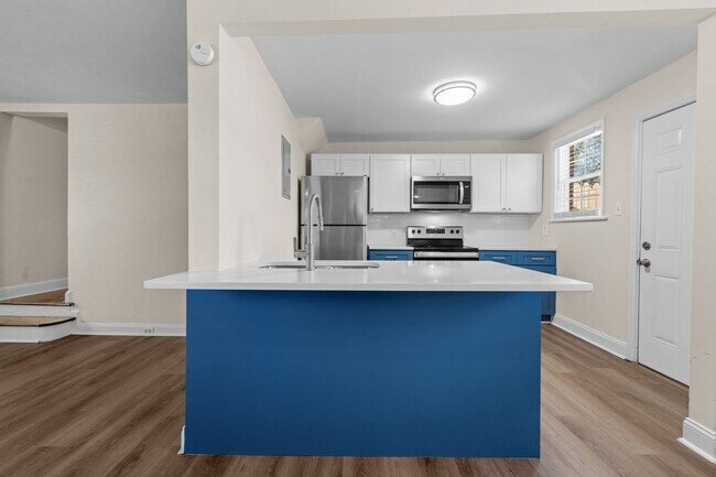 Foto del edificio - Spacious 1 Bedroom Duplex in Trinity Park, blocks from Duke! - Renovated & Pet Friendly