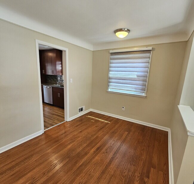 Foto del edificio - Updated 3 Bedroom w/ Granite, updated cabinets + Stainless Appliances in Kitchen – 1.5 Bath, Semi...
