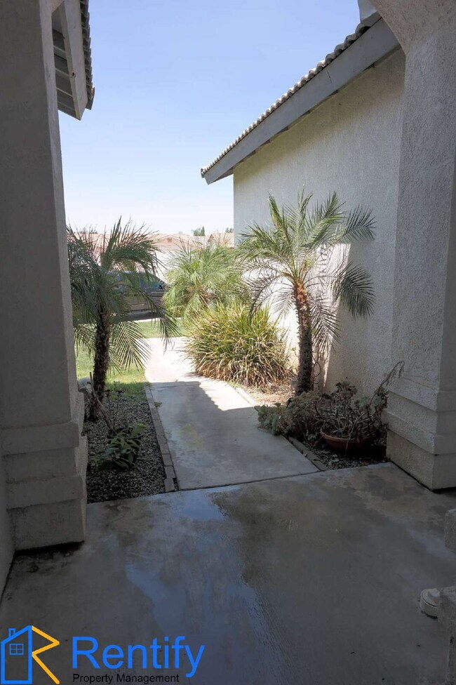 Building Photo - Cute 3/2 SW home in a Cul-de-Sac.