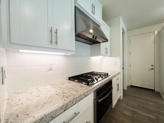 Building Photo - Newer Spacious 5 Bedroom Home Located in C...
