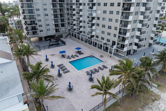 9273 Collins Ave - The Manatee