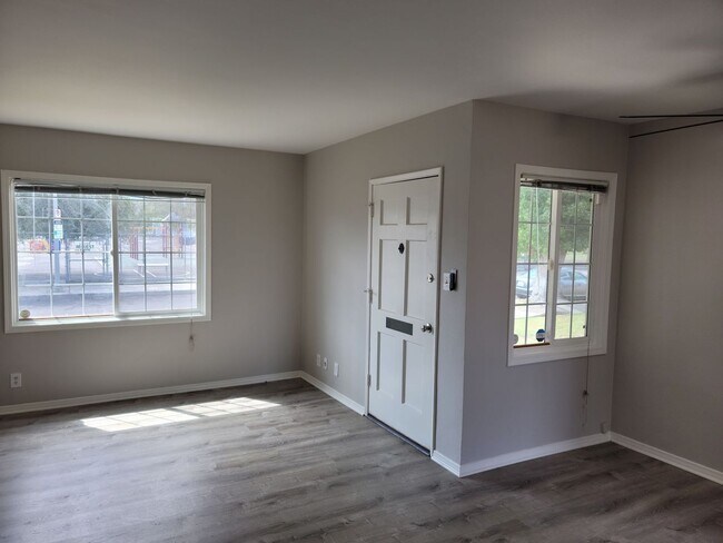 Foto del edificio - Newly renovated Encino Park 2 bed 1 bath