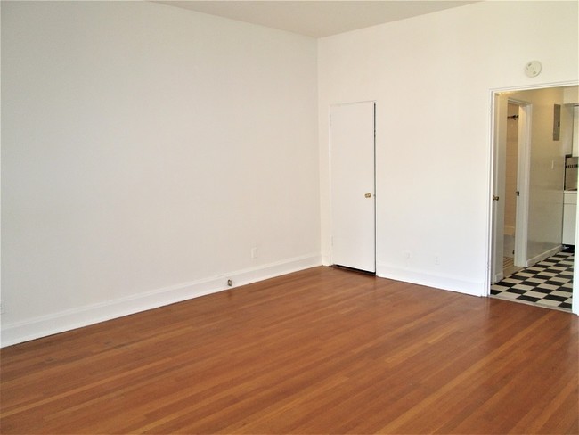 Building Photo - 40 E 65th St