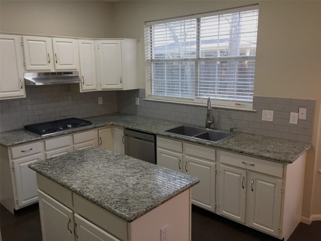 Building Photo - 2002 Summerall Ct