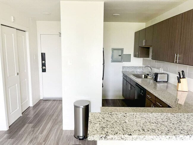 Foto del edificio - 318 E McMillan St