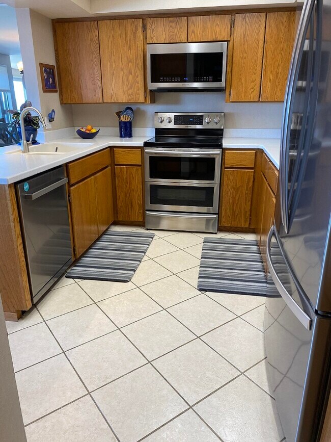 Corian & stainless accent this kitchen with lots of pantry space - 3016 N Narrows Dr