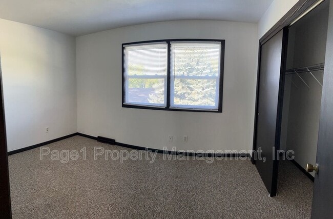 Building Photo - 2915 Grinnell Dr