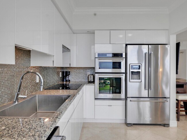 Building Photo - 4779 Collins Ave