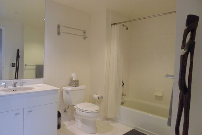 Foto del edificio - Posh 1 bedroom + den with 1 bath at desira...