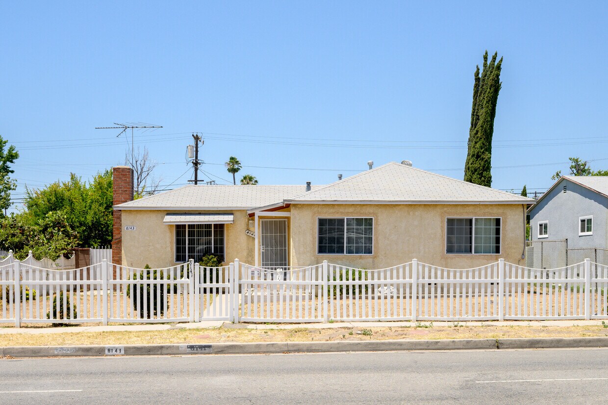 Primary Photo - 8141 Whitsett Ave