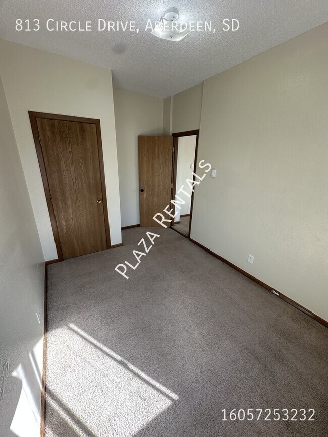 Building Photo - 10 9th Ave NE