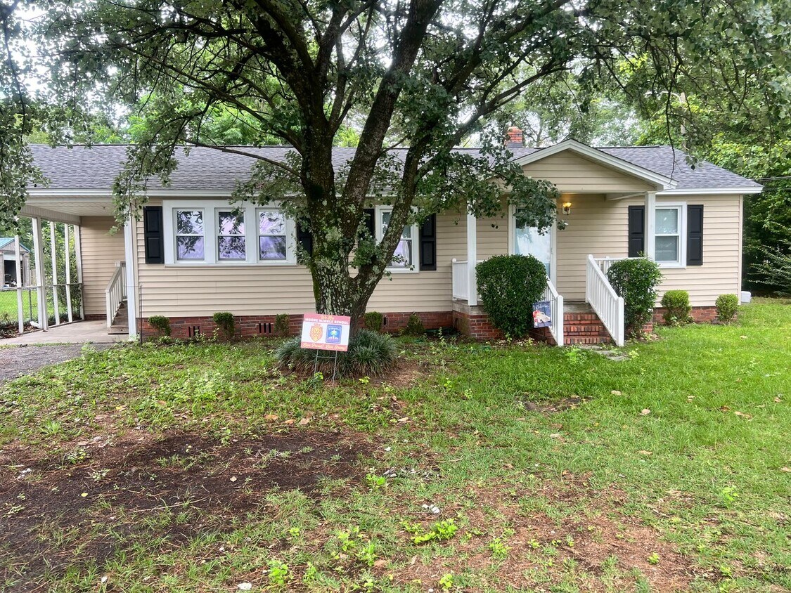 Primary Photo - Three Bedroom Two Bath House for Rent in F...