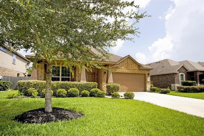 Building Photo - 702 Fairway Dr