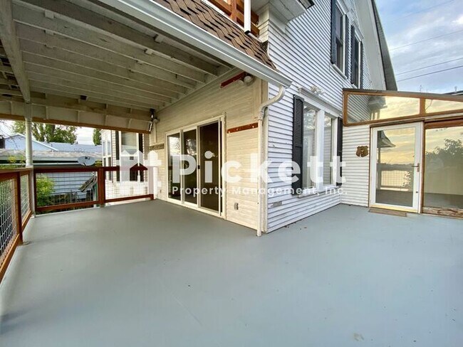 Building Photo - Vintage 4 Bed Home With High Bank Waterfront