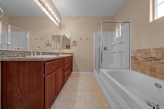 Foto del edificio - Renovated 3-Story Rocklin Townhome with Two-Car Garage!