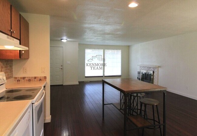 Building Photo - 1708 S Jean St