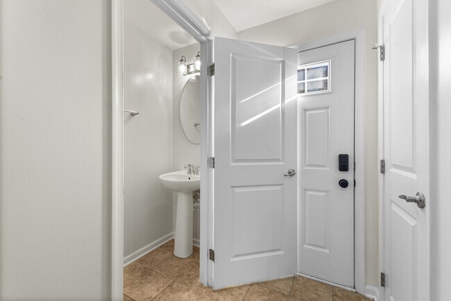 Foto del edificio - 712 White Walnut Ln