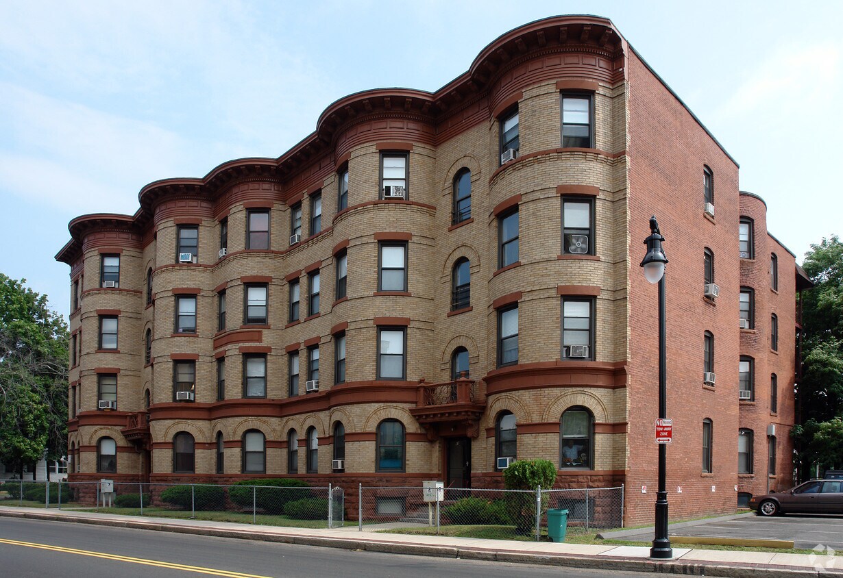 Primary Photo - Walnut Street Apartments