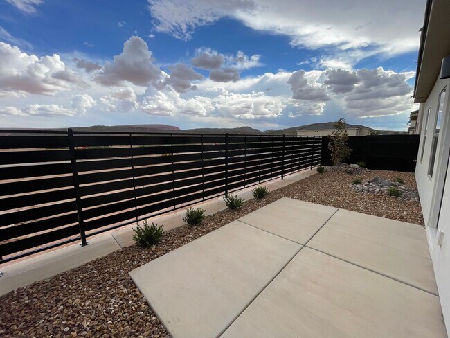 Foto del edificio - Ence Home! Price Reduced!