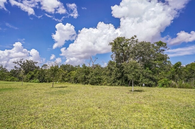 Foto del edificio - Charming 4-Bedroom Family Home in Serene S...