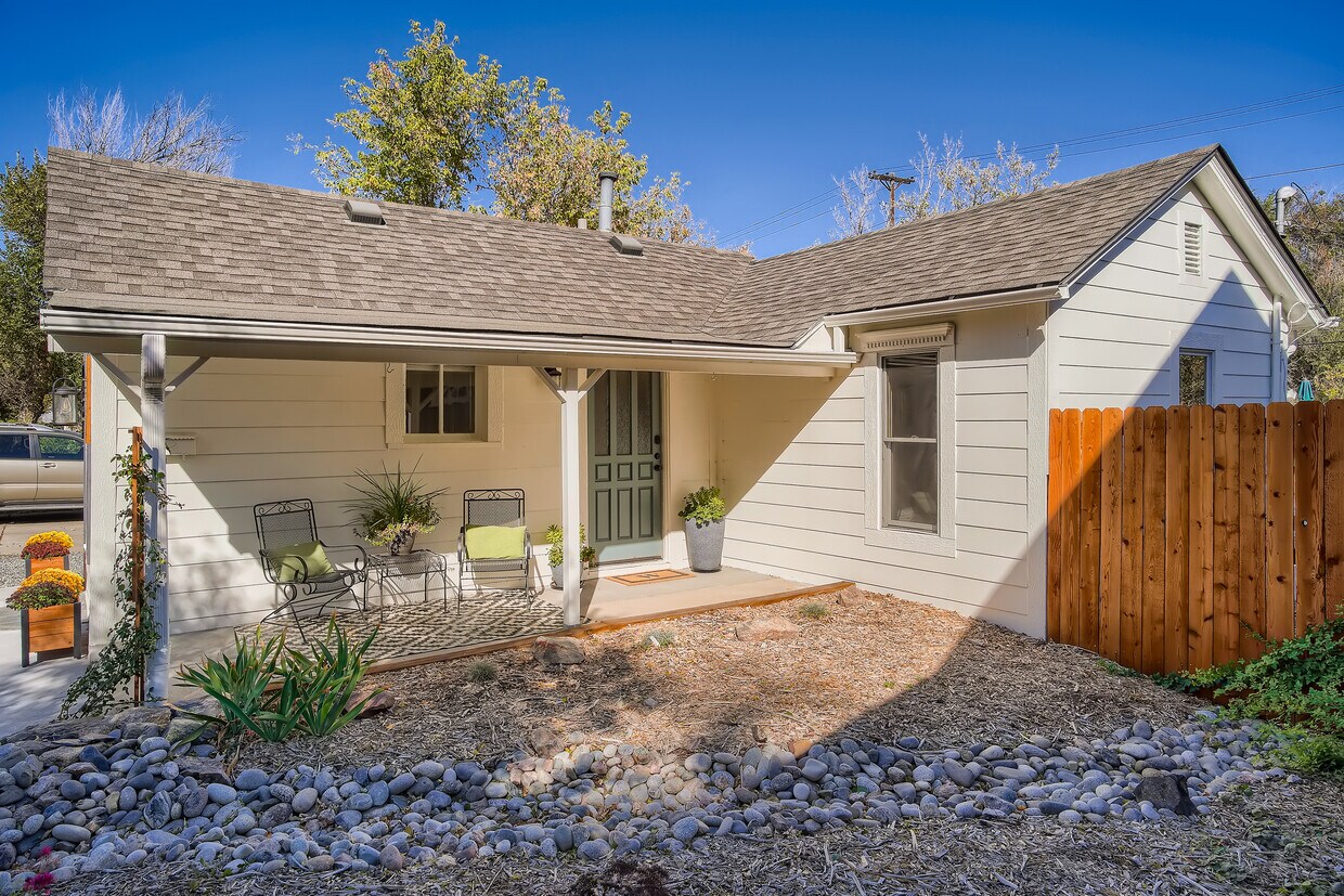 Primary Photo - 2454 Fenton St