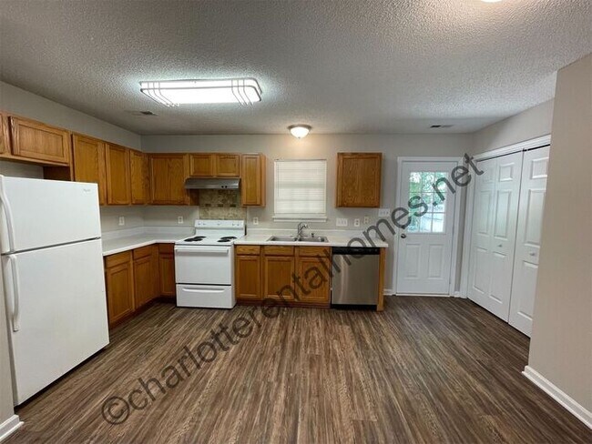Building Photo - Charlotte single story home