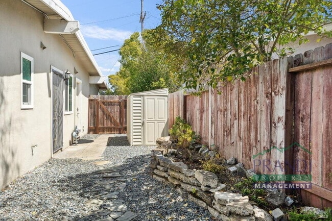 Building Photo - 53 Labrea Way