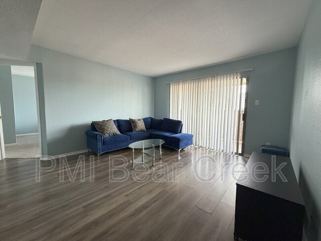 Foto del edificio - 8523 Hearth Dr