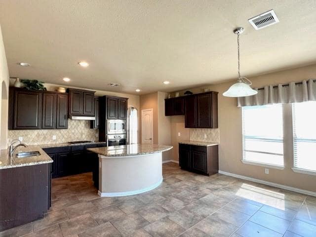 Building Photo - 21627 Country Club Green Dr
