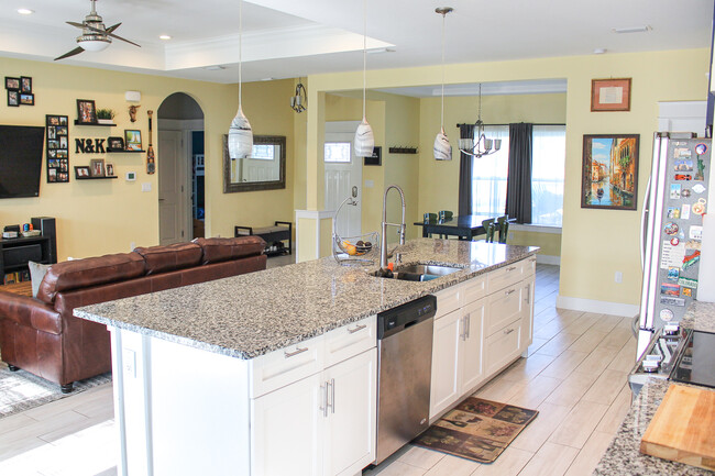 Building Photo - 302 Lantana St
