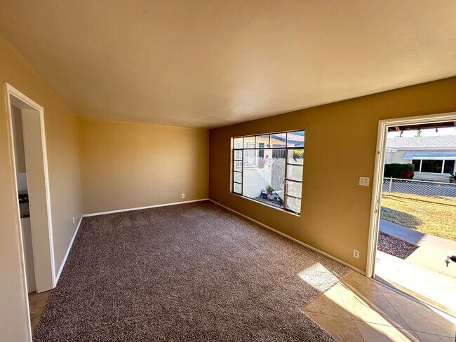 Foto del edificio - 2 bed 1 bath with private yard