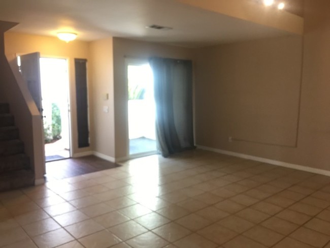 Building Photo - Spacious 2 Bedroom Escondido Condo!