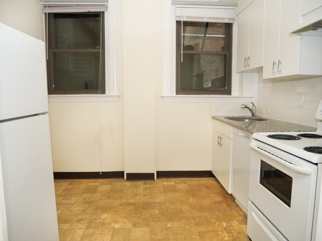 Primary Photo - 1370 Beacon St