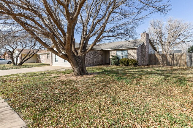 Building Photo - 4 Bedroom Home