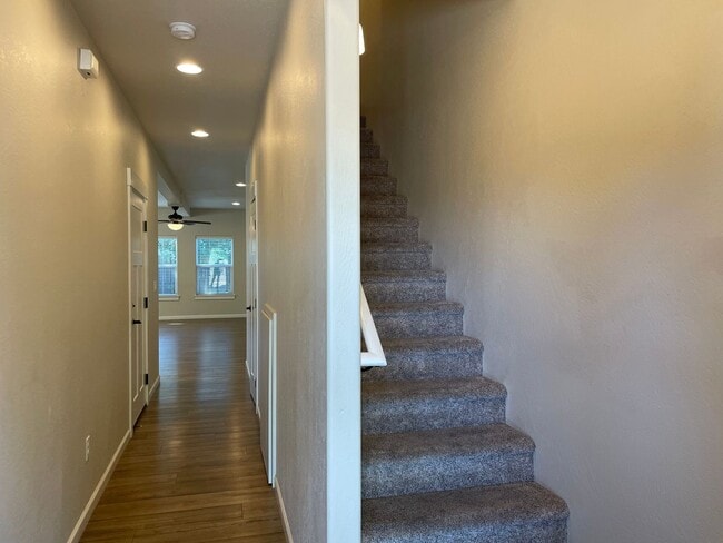 Building Photo - Gorgeous 4 Bedroom 2.5 Bath Home-A Must Se...