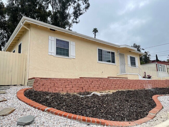 Foto del edificio - 3 Bed, 2 Bath House, New Kitchen plus 2 Bonus Rooms/Office in La Mesa!