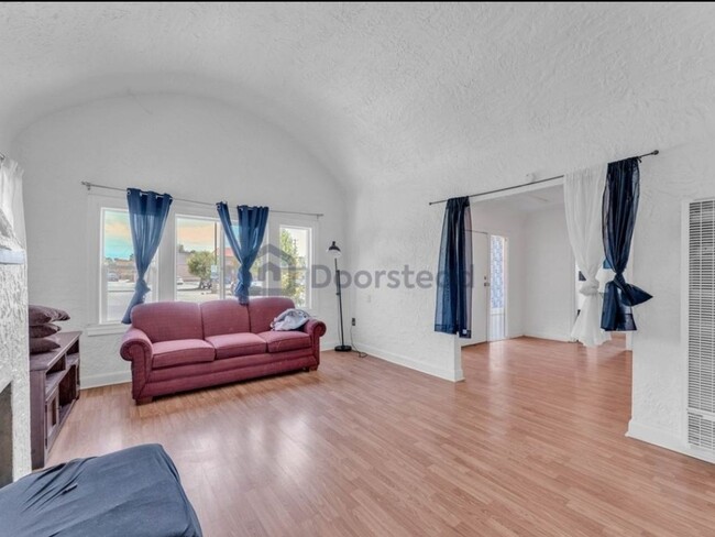 Building Photo - 2 Bedroom Single Family Home in San Bernar...