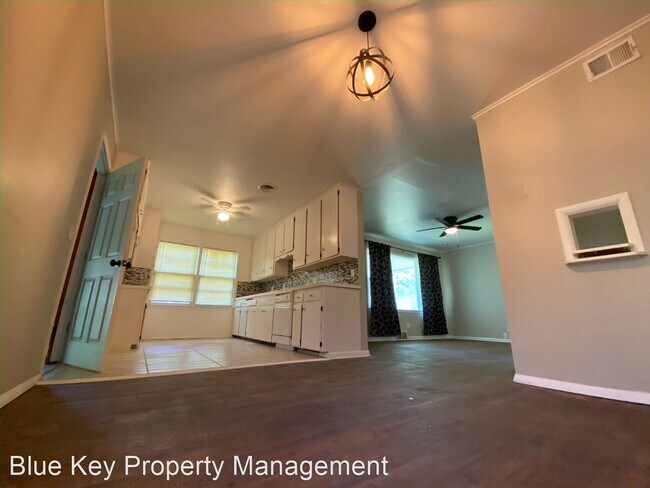 Foto del edificio - 3 br, 1 bath House - 182 W 49th Pl