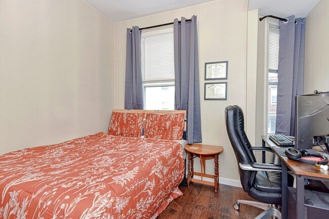 Foto del edificio - 348 E 8th St