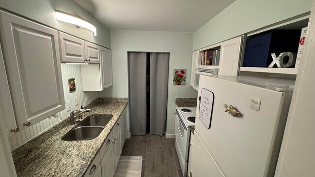 Building Photo - 209 W Miracle Strip Pkwy