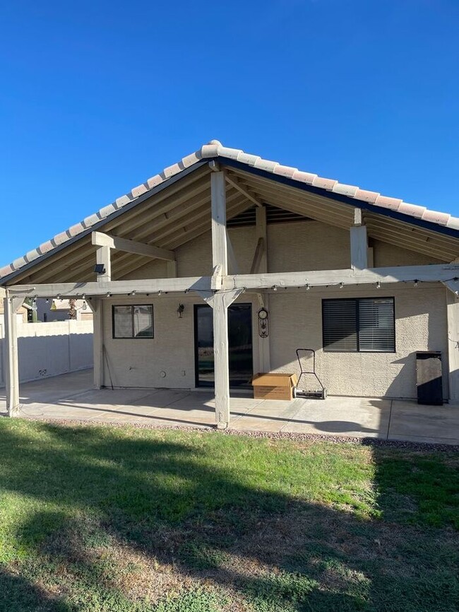 Building Photo - 2146 E Robin Ln