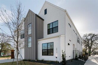 Building Photo - 2513 N Winnetka Ave