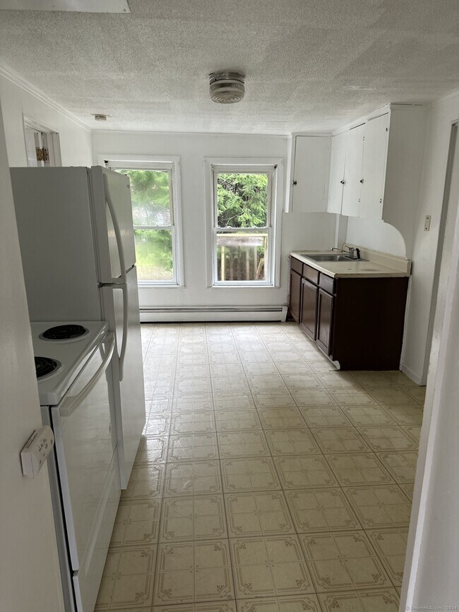 4 Martin St Unit 6B, Enfield, CT 06082 Room for Rent in Enfield, CT