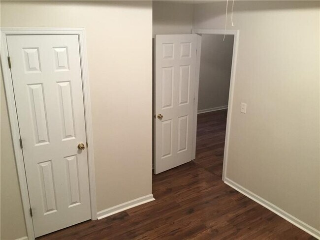 Building Photo - 6252 Lakeview Ct