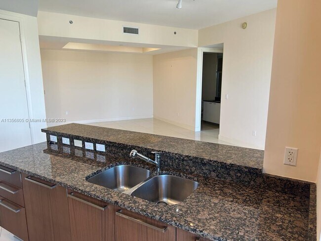 Building Photo - 15811 Collins Ave