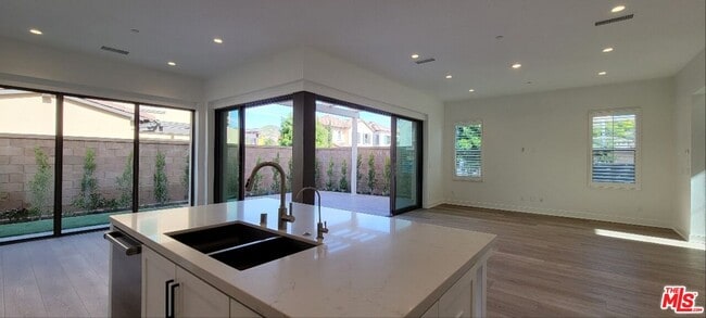 Building Photo - 182 Plum Lily